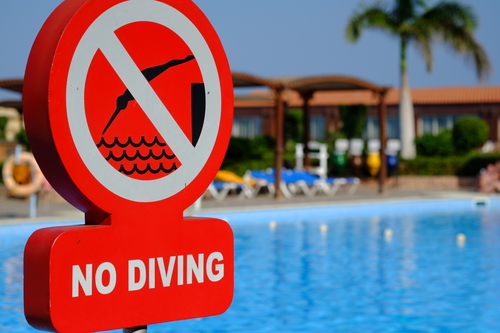 no diving sign at the pool